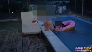 한국커플 풀빌라 팬션 수영장 야외섹스  국산야동 한국야동